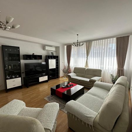 Spacious 3-Bedroom Condo Next To City Center พริสตีนา ภายนอก รูปภาพ