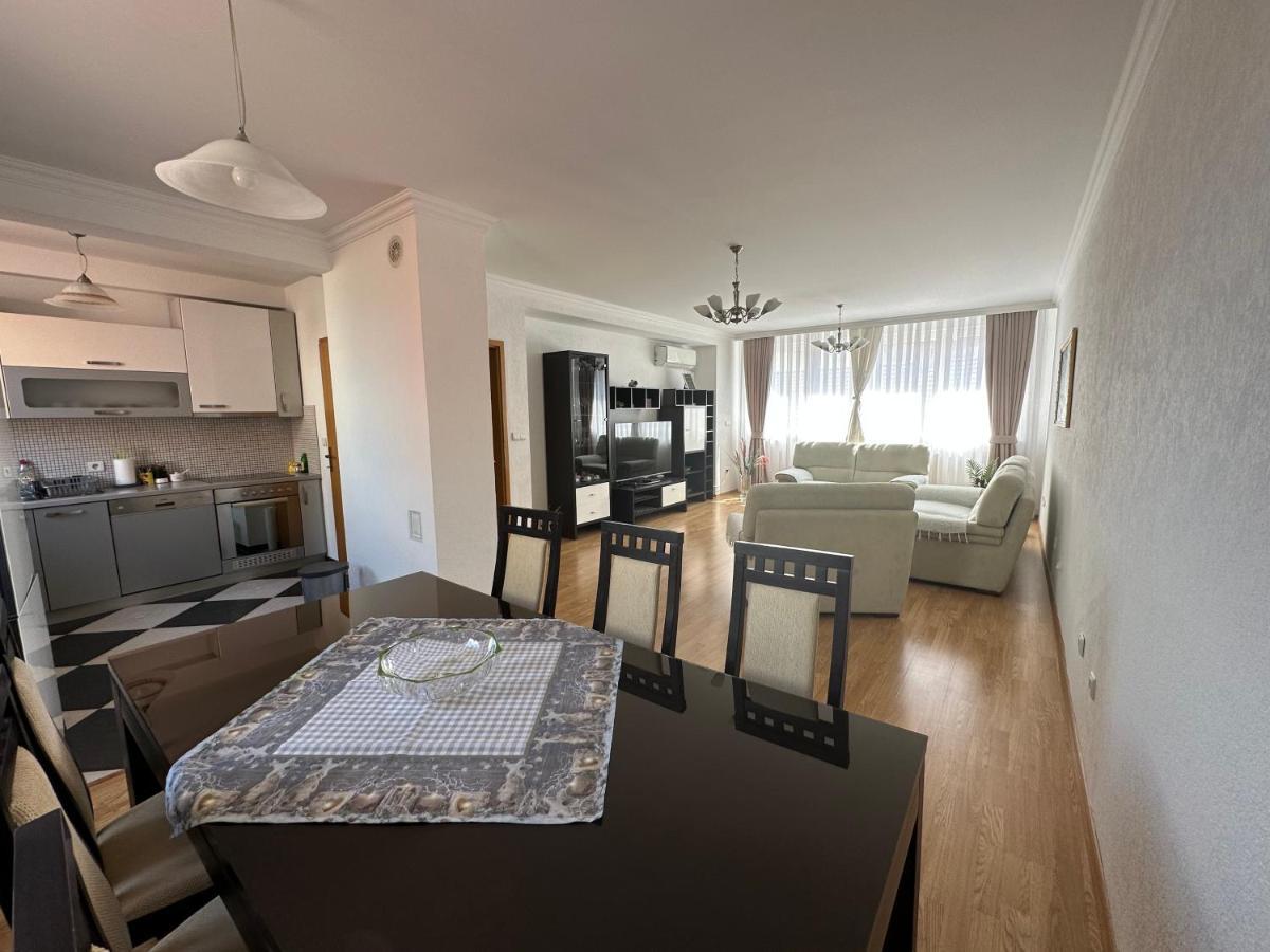 Spacious 3-Bedroom Condo Next To City Center พริสตีนา ภายนอก รูปภาพ