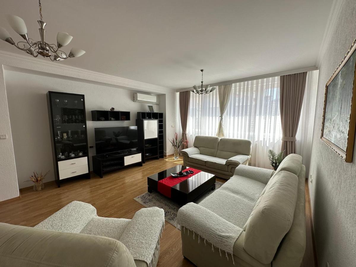 Spacious 3-Bedroom Condo Next To City Center พริสตีนา ภายนอก รูปภาพ