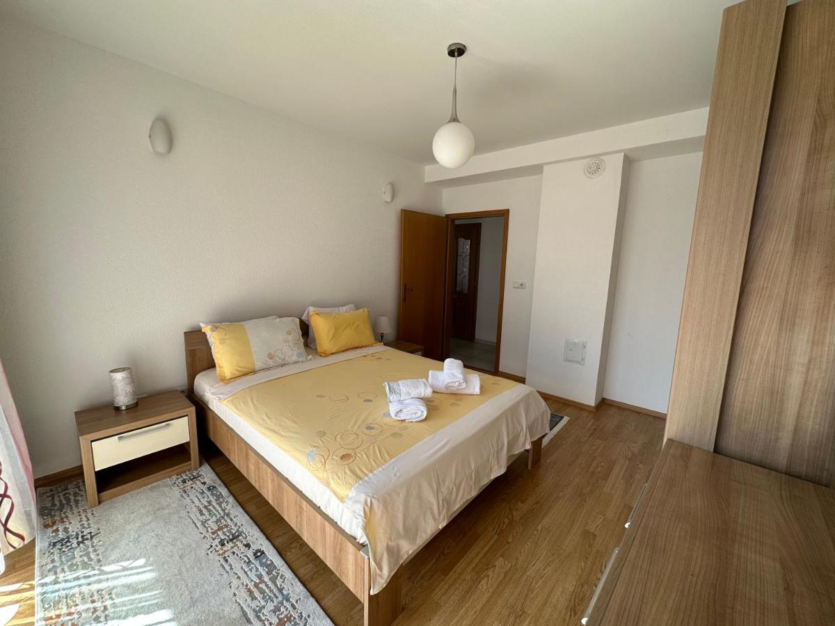 Spacious 3-Bedroom Condo Next To City Center พริสตีนา ภายนอก รูปภาพ