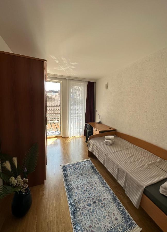 Spacious 3-Bedroom Condo Next To City Center พริสตีนา ภายนอก รูปภาพ